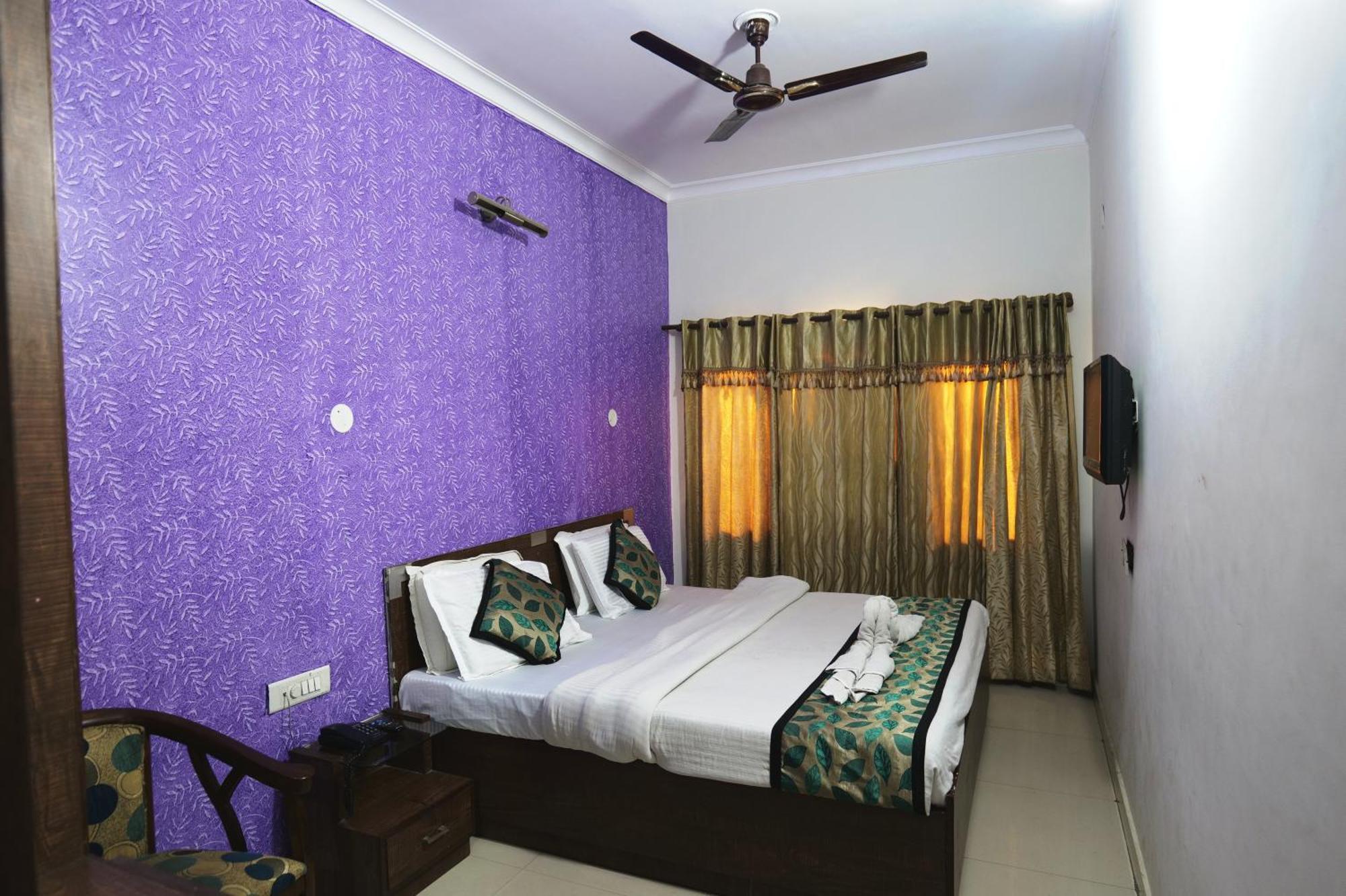Hotel Holiday Comfort Amritsar Exterior photo
